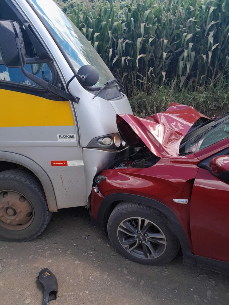 Colisão entre carro e ônibus escolar é registrada no Oeste de Santa Catarina