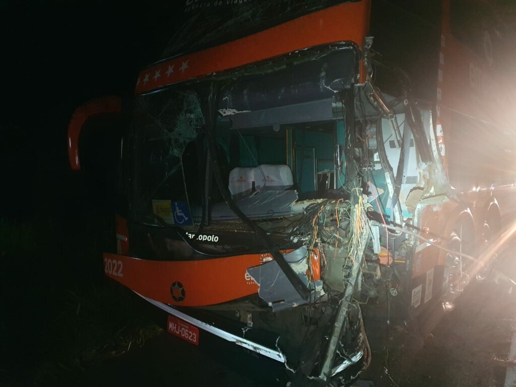 Acidente entre ônibus de excursão e caminhão deixa uma pessoa morta em Santa Catarina 