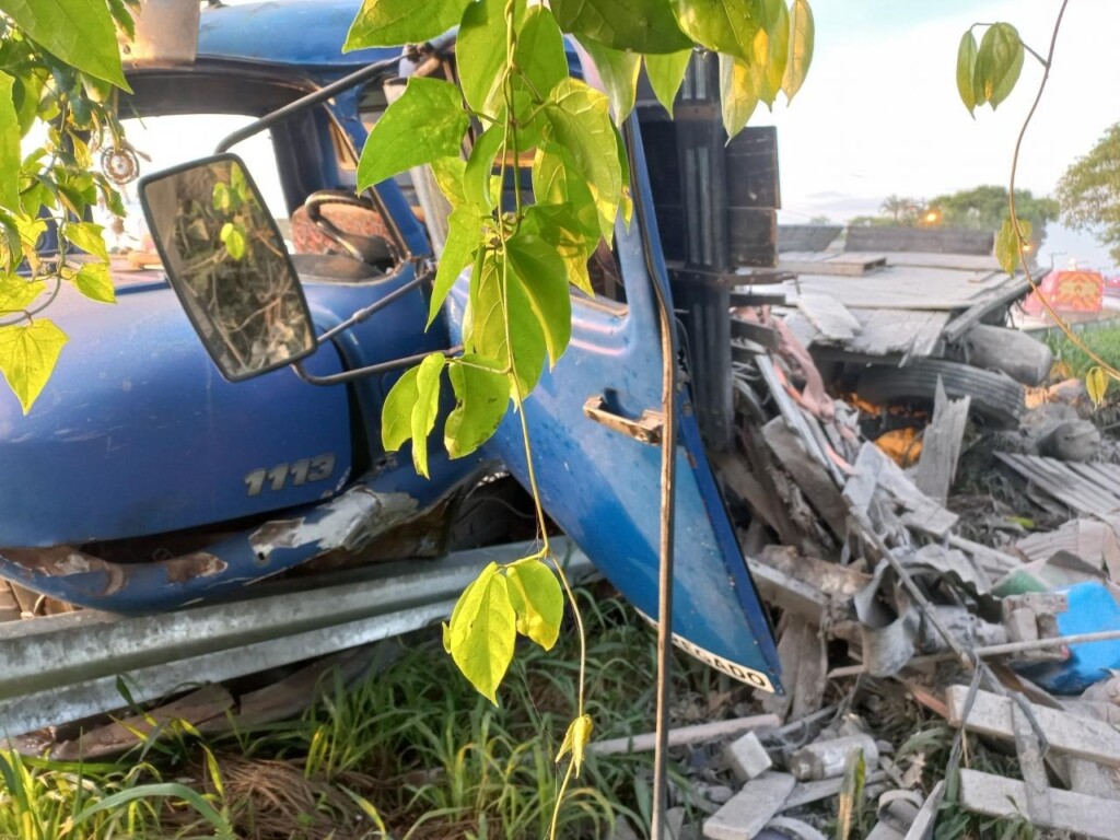 Violenta colisão entre carro e caminhão deixa uma pessoa morta