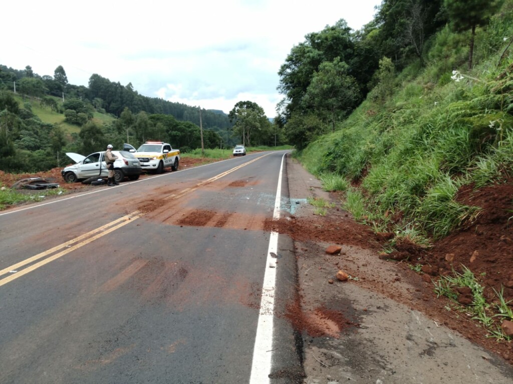 Homem fica ferido após carro colidir com barranco no Oeste de Santa Catarina