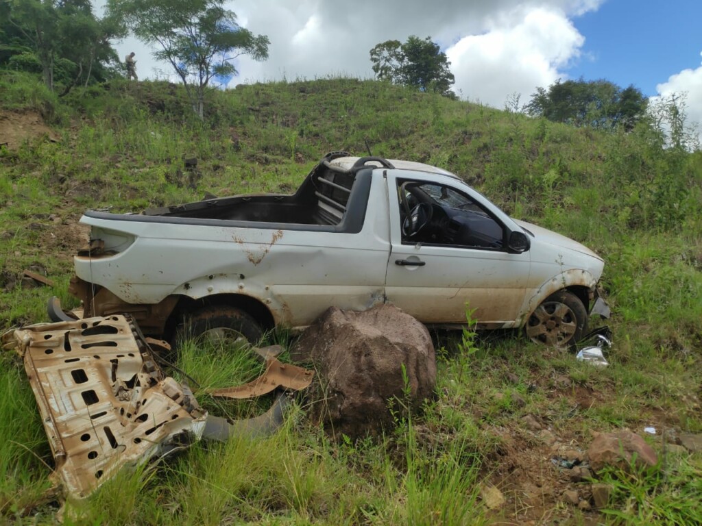 Saída de pista seguida de capotamento deixa três pessoas gravemente feridas