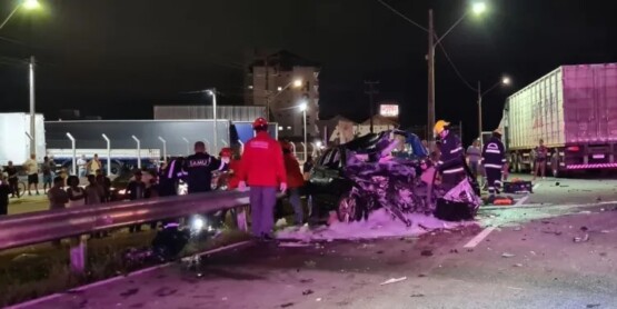 Violenta colisão entre carro e carreta deixa homem morto