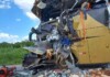 Colisão frontal entre ônibus e carreta deixa oito mortos