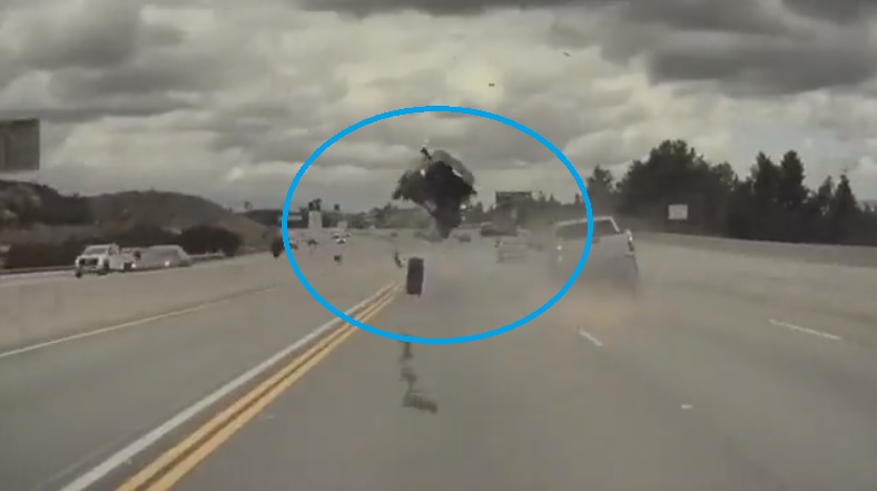 VÍDEO: Carro bate em pneu que se soltou de caminhonete e capota