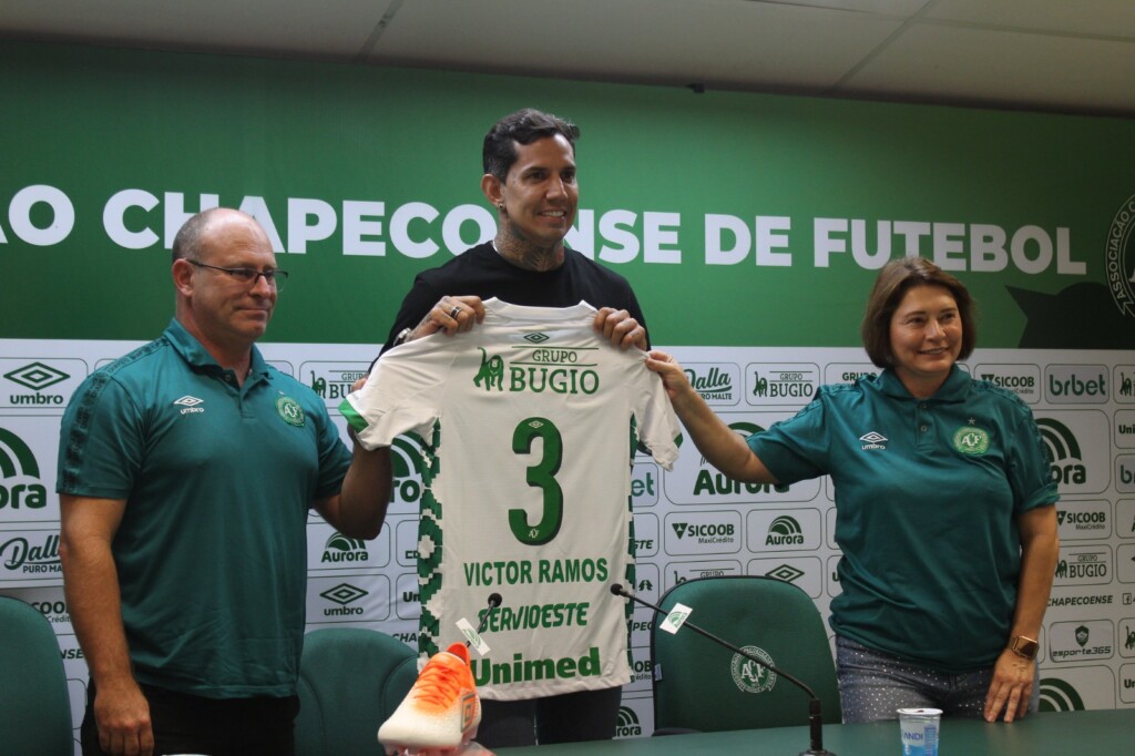 Chapecoense apresenta o zagueiro Victor Ramos 