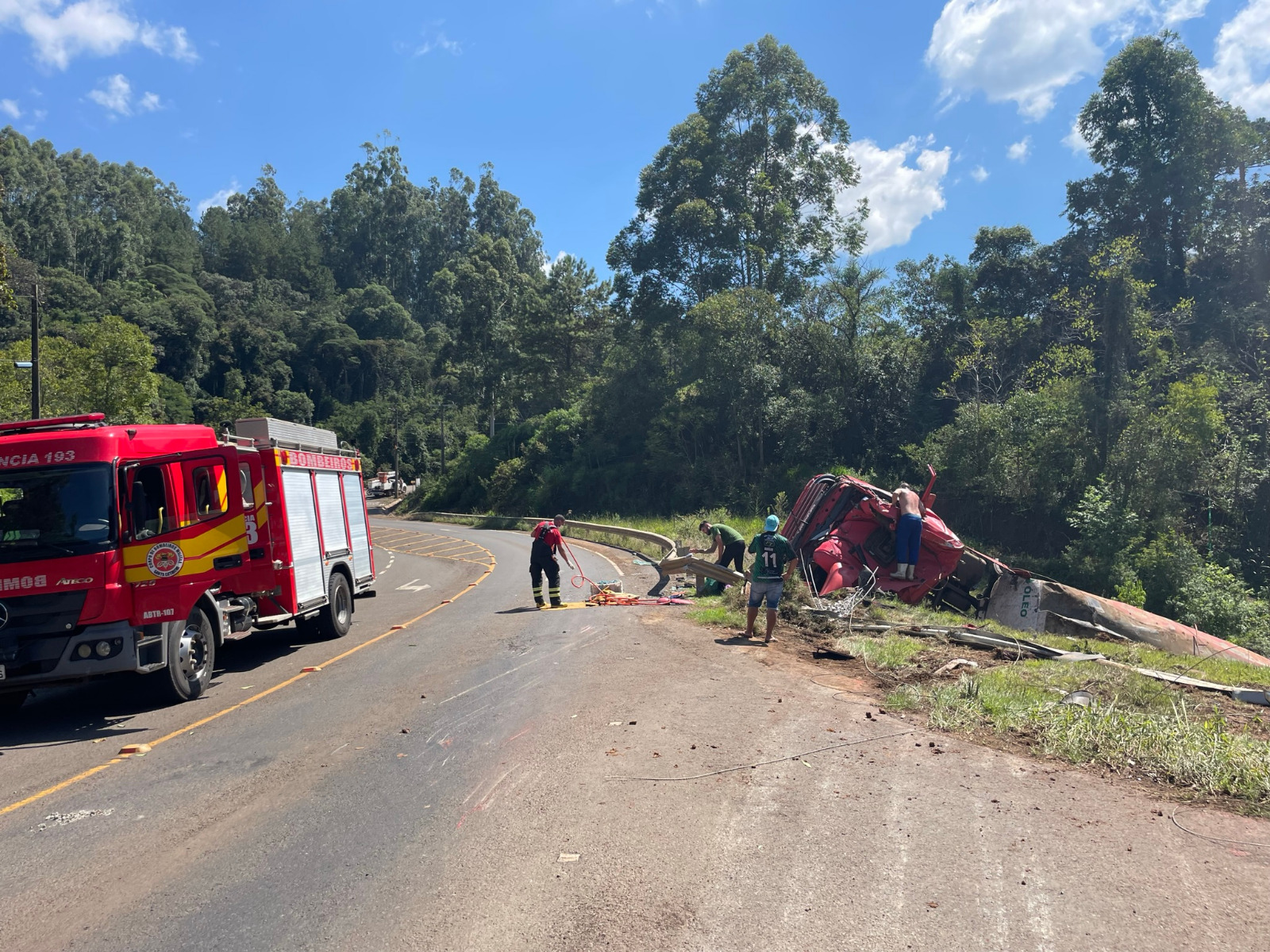 Grave acidente com carreta é registrado no Oeste de Santa Catarina ...