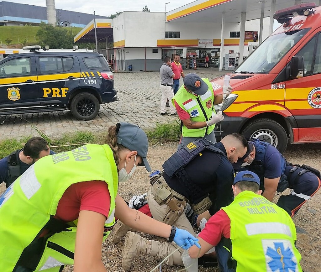 Manobra de ressuscitação cardiopulmonar feita por policiais ajuda a salvar homem em rodovia de SC