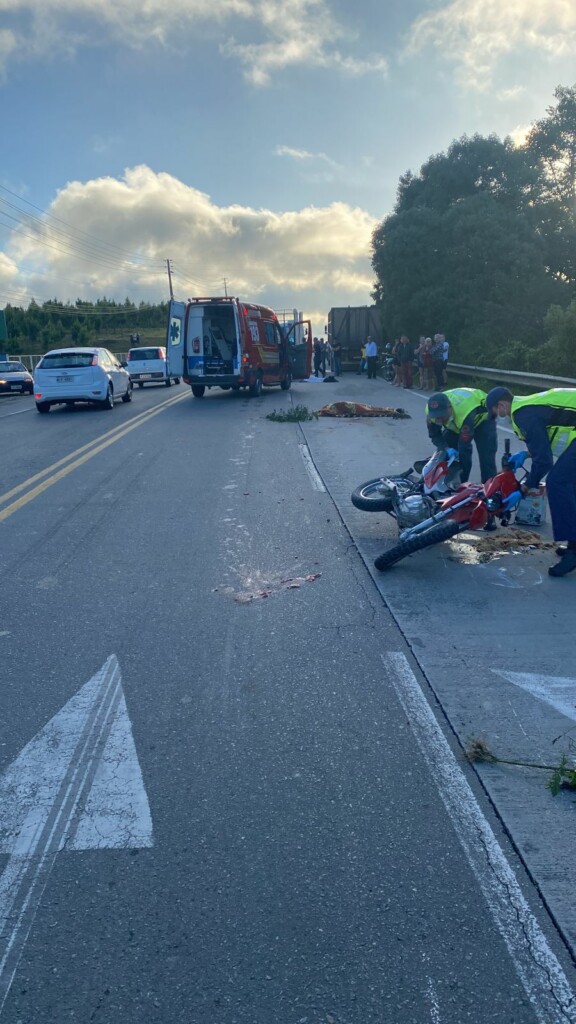 Grave acidente entre caminhão e motocicleta deixa duas pessoas mortas