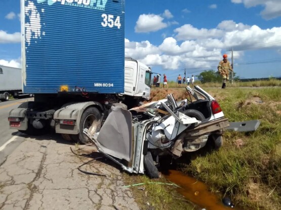 VÍDEO: Imagens mostram acidente entre carro e carreta que deixou seis pessoas da mesma família mortas