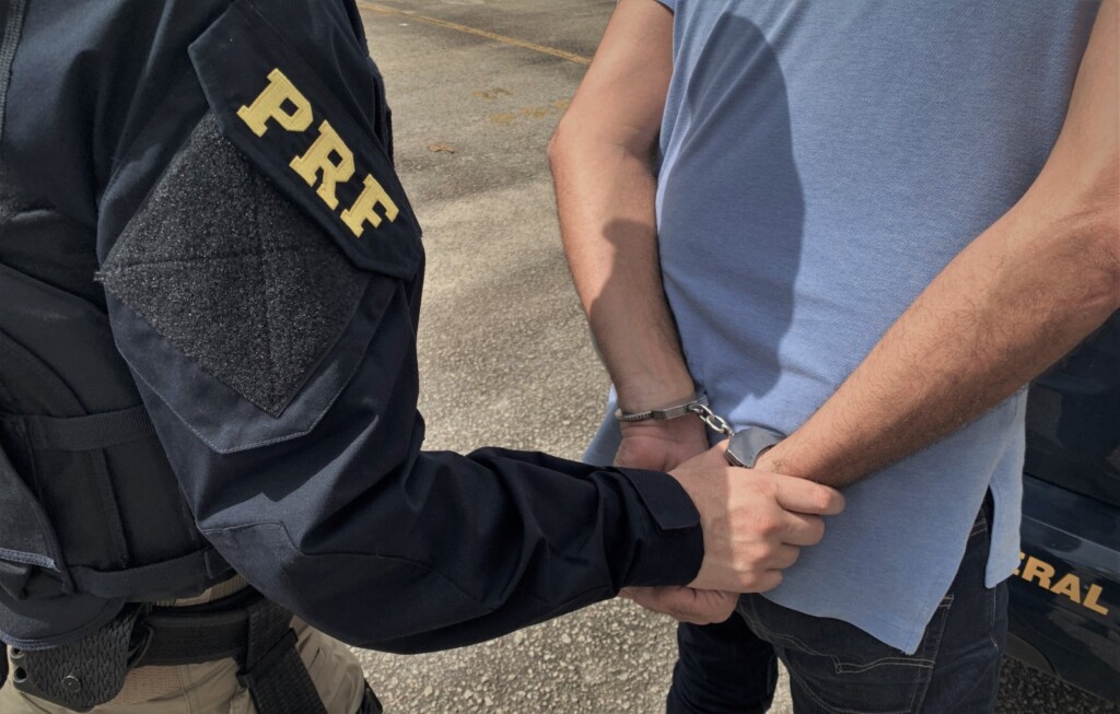 
Homem procurado por roubo, tráfico de drogas e homicídio é preso em Santa Catarina
