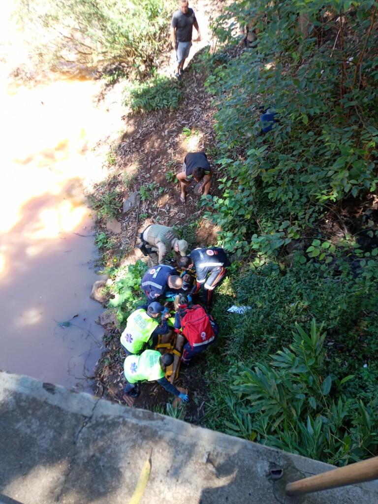 Adolescente é resgatado após cair em barranca de rio no Oeste de SC