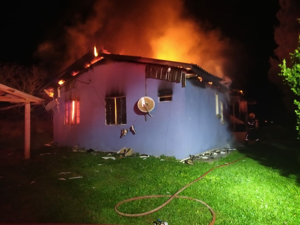 Homem ateia fogo em três casas e um galpão com estoque de nove mil vassouras no Oeste de SC 1 casa 1