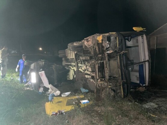 Grave acidente entre carro e ônibus deixa mortos em Santa Catarina