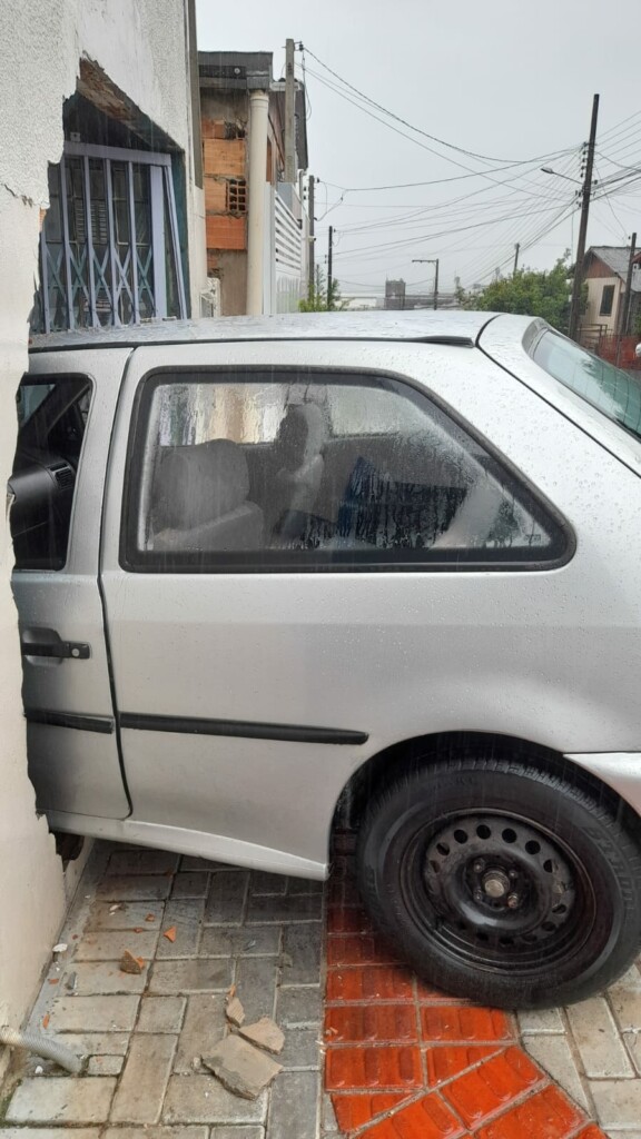 Após carro invadir casa, motorista foge em Chapecó