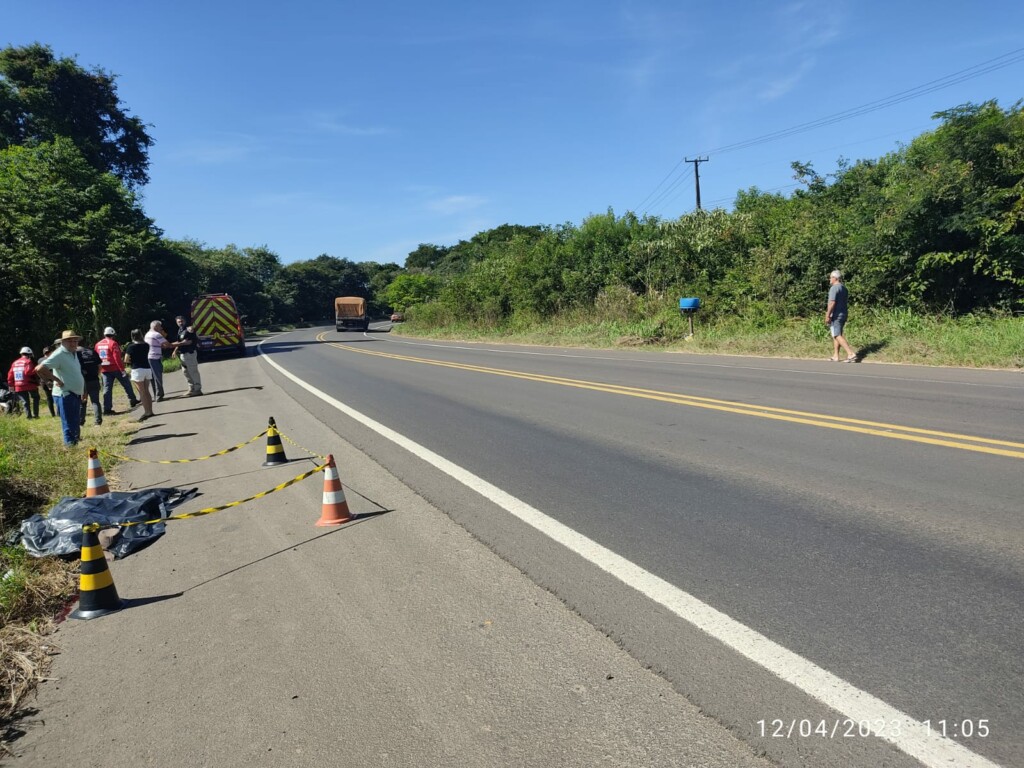Idoso morre após ser atropelado por carreta
