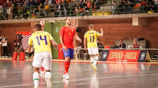 Com gols de chapecoenses, Seleção Brasileira volta a vencer em amistoso na Espanha