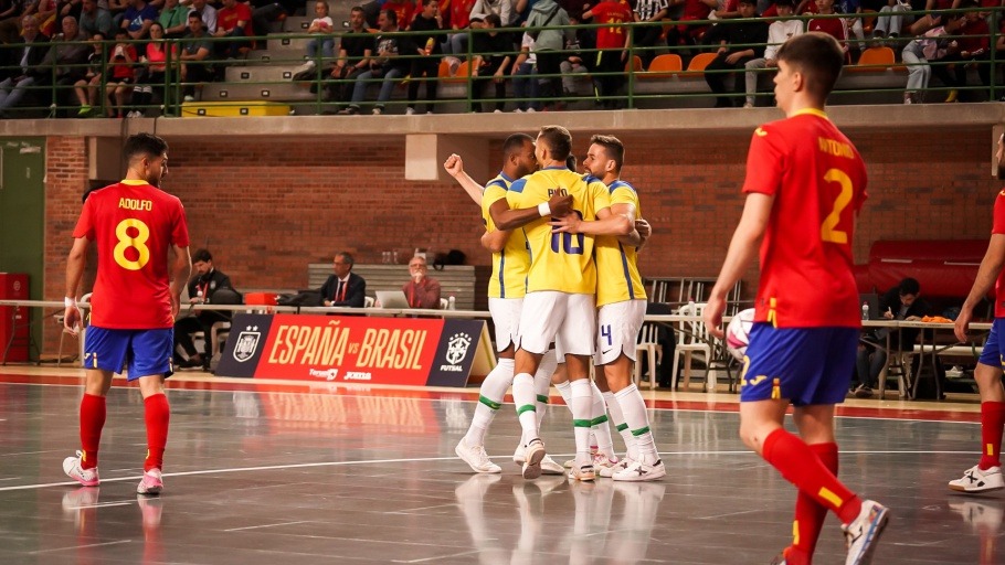 Com gols de chapecoenses, Seleção Brasileira volta a vencer em amistoso na Espanha