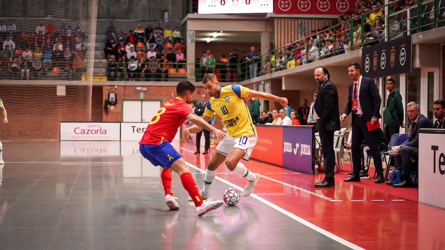 Com gols de chapecoenses, Seleção Brasileira volta a vencer em amistoso na Espanha