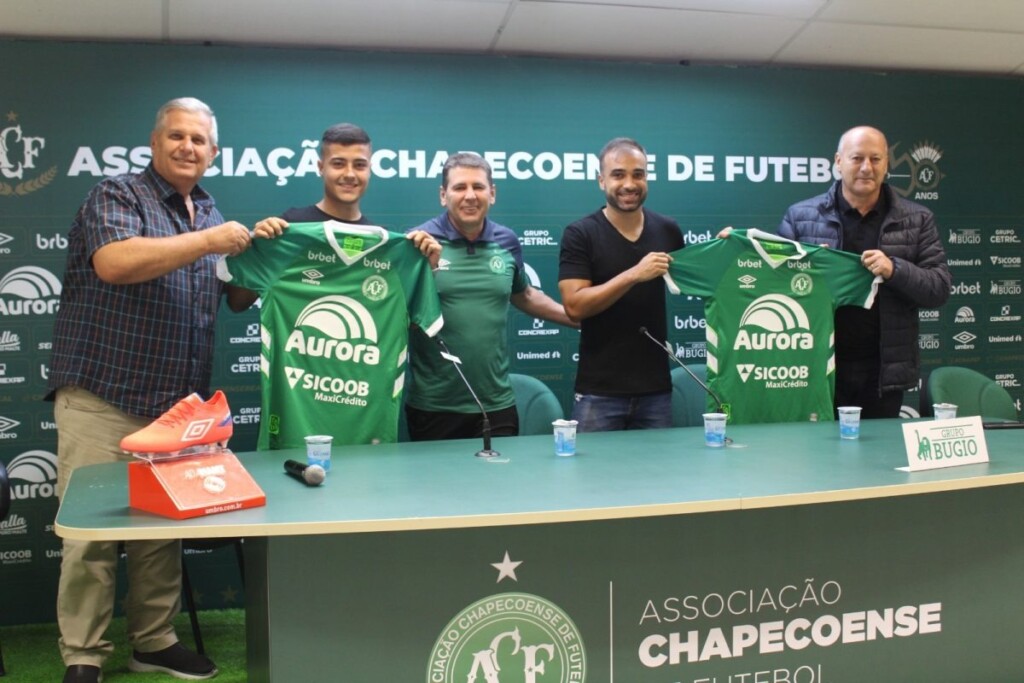 Chapecoense apresenta oficialmente mais dois jogadores