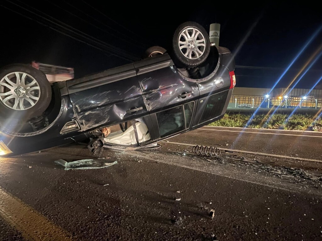 Veículo capota após colisão na BR-282