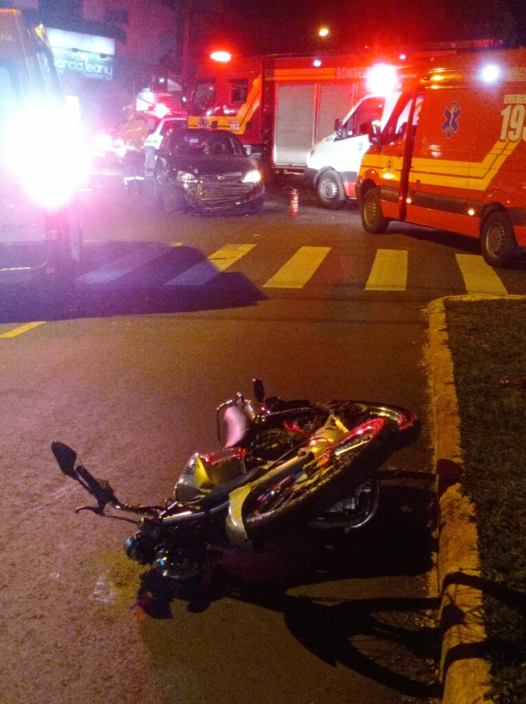 Grave acidente entre carro e duas motos é registrado em Chapecó