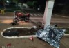 Mulher morre após moto colidir em poste
