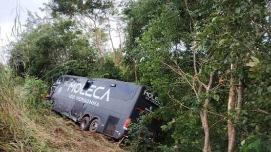 Acidente entre ônibus de banda e ambulância deixa vítimas