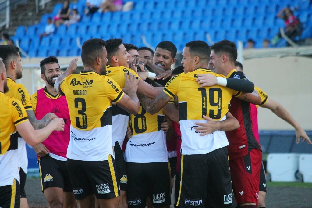 Time de SC seca rival paulista para se manter na liderança da Série B;