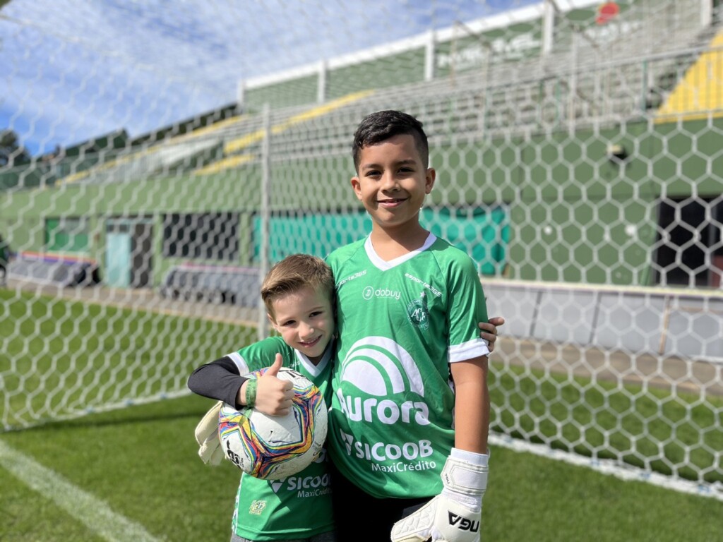 Eternos! Filho de Danilo e neto de Sandro Pallaoro visitam a Arena Condá no aniversário da Chape