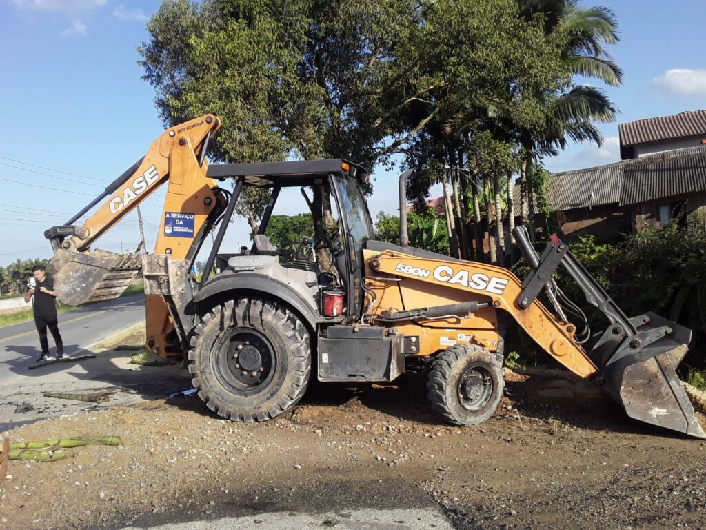 Homem morre após acidente entre carro e trator