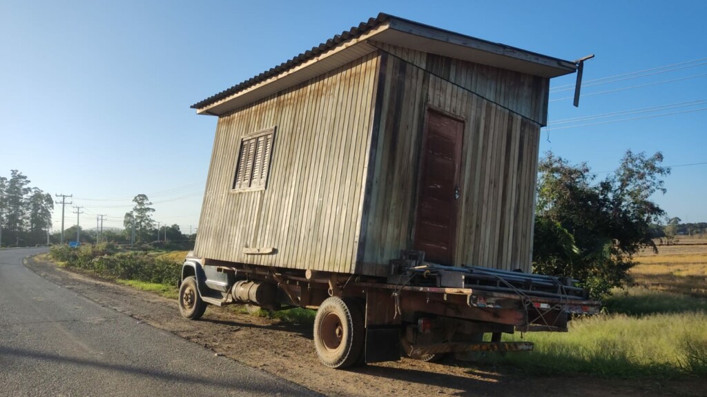 Transporte irregular de residência é flagrado em rodovia de Santa Catarina