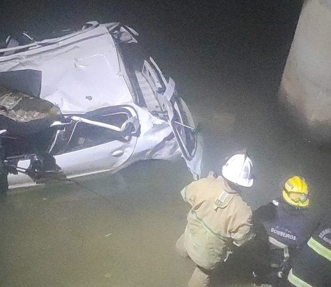 Homens morrem após carro cair em rio em Santa Catarina