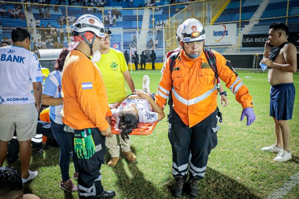 Confusão em estádio de futebol deixa 12 pessoas mortas e diversas feridas