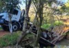 Ponte quebra ao meio e caminhão carregado de tijolos cai em rio no Oeste de SC