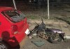 Jovem sem habilitação perde controle de motocicleta e bate em carro estacionado no Oeste de SC