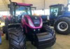 Tratores são personalizados na cor rosa para homenagear mulheres ruralistas na 2ª maior feira de agronegócio do Brasil