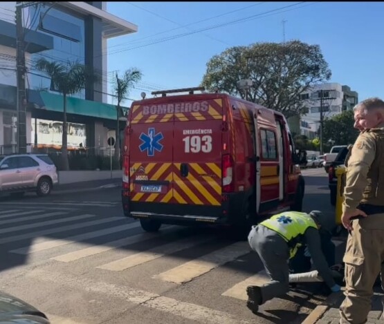 Adolescente fica ferida após ser atropelada por caminhonete em faixa de pedestres