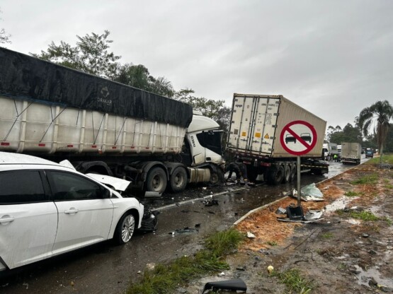 Engavetamento entre sete veículos é registrado em rodovia de Santa Catarina