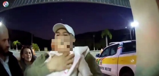 VÍDEO:Policiais salvam bebê de dois meses que estava engasgada com leite materno no Oeste de SC