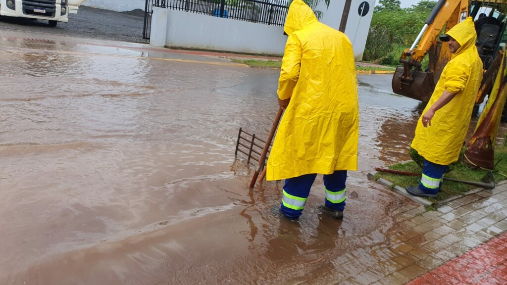VÍDEOS: Equipes da Prefeitura trabalham para amenizar efeitos da chuva em Chapecó
