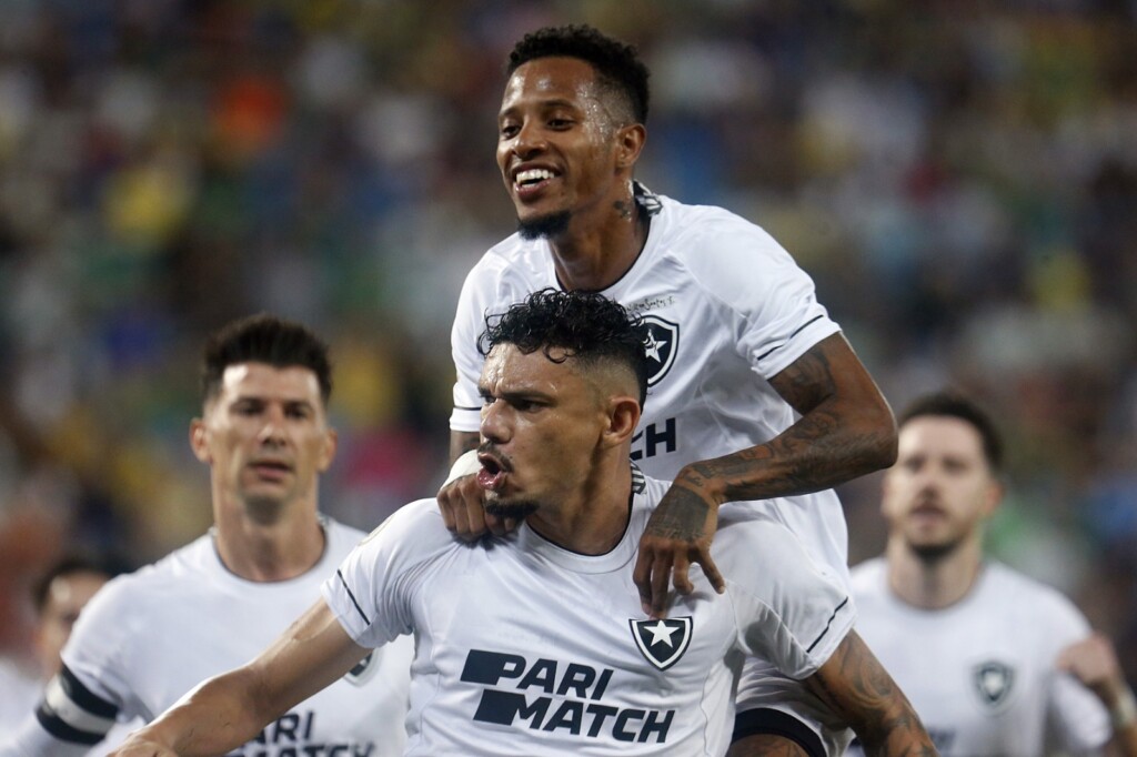 Com gol do artilheiro da Série A, Botafogo vence o Cuiabá fora de casa e amplia vantagem na liderança 