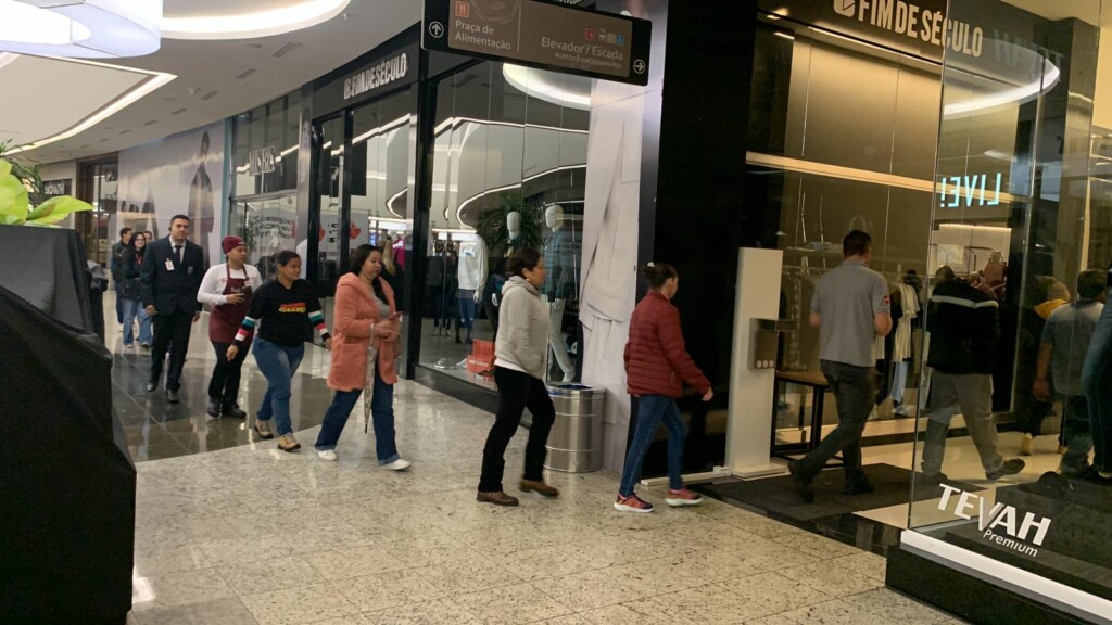 Simulação de emergência: 180 pessoas são evacuados no shopping em Chapecó