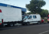 Van colide em caminhão estacionado e quatro pessoas ficam feridas no Oeste de SC