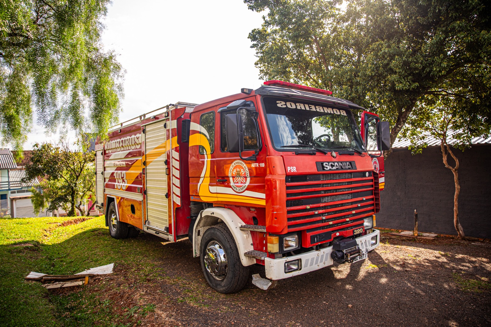 Bombeiro militar produz caminhões de madeira para doar a crianças carentes  de Chapecó, Santa Catarina