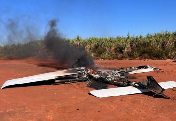 FAB identifica aeronave suspeita; logo após o pouso, aeronave foi incendiada pelo próprio piloto