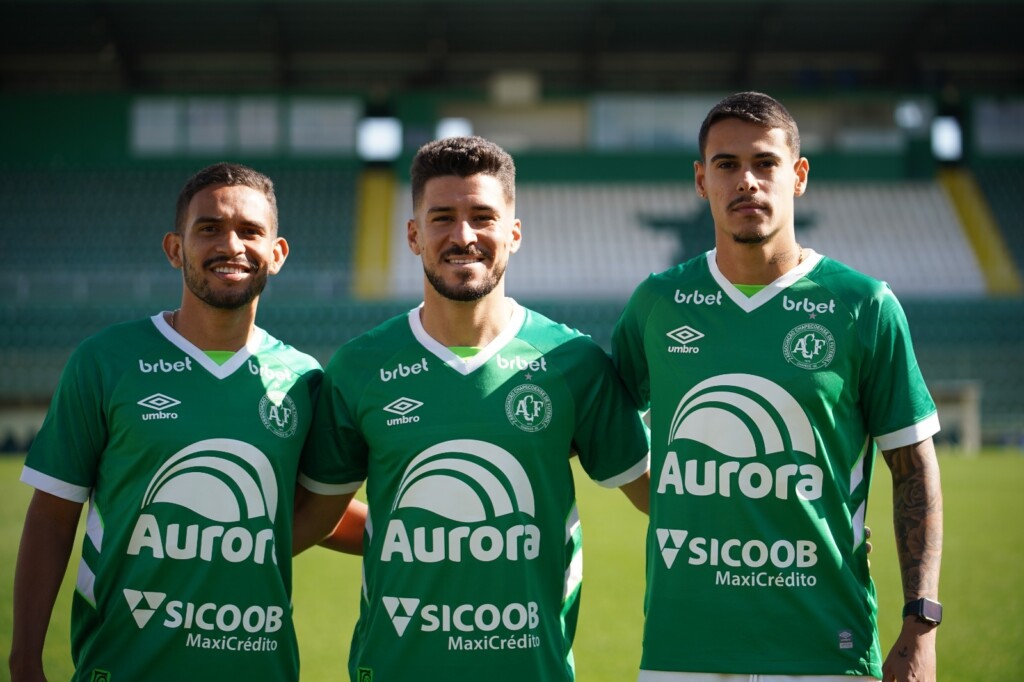 Chapecoense apresenta três novos jogadores