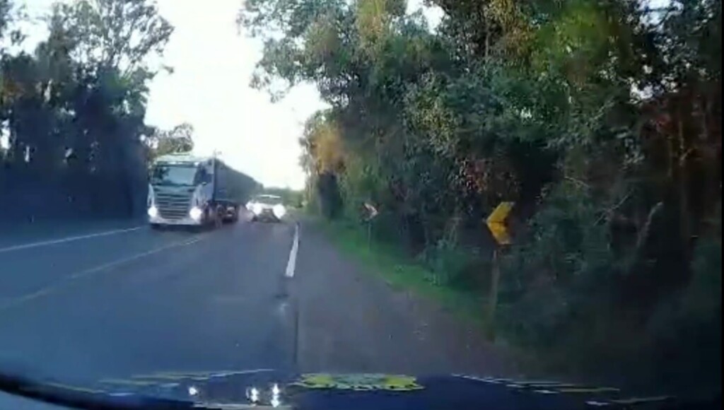VÍDEO: Motorista tenta ultrapassar carreta em curva e quase colide de frente com viatura PRF 