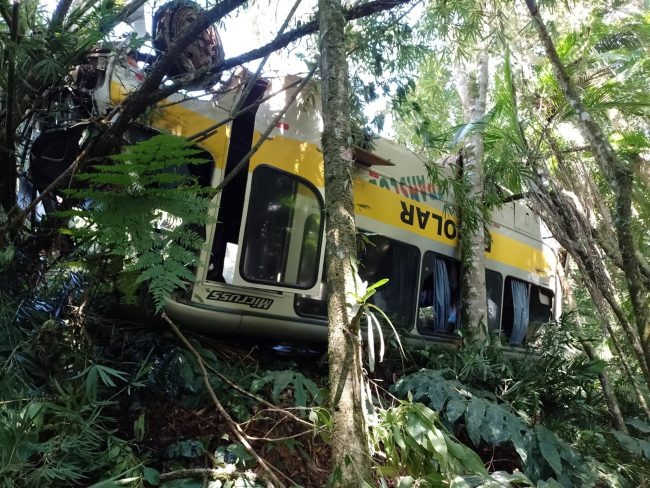 Micro-ônibus ocupado por estudantes sofre grave acidente em Santa Catarina