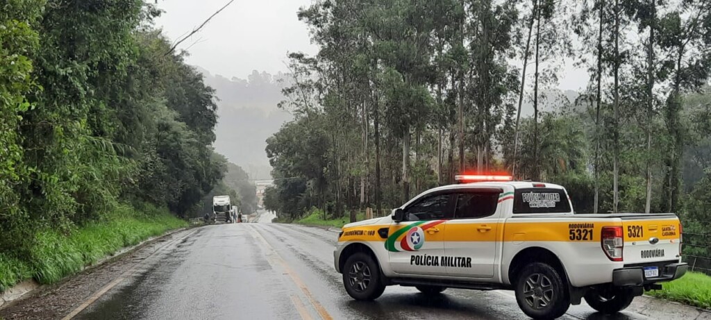 Trânsito em rodovia do Oeste de Santa Catarina é paralisado para corte de árvores
