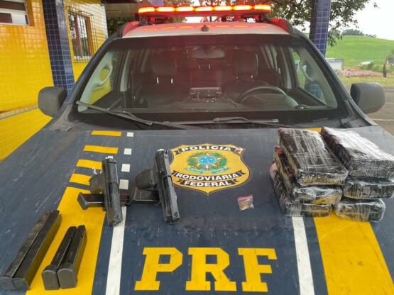 Oeste de SC: PRF flagra trio transportando crack e armas com grande poder de fogo na BR-282